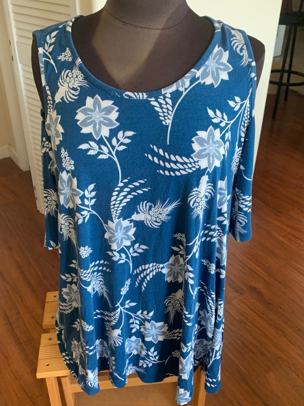 Westport 2X  Blue Floral Cold-Shoulder Tunic Top